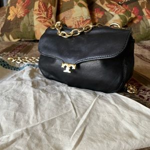❤️‍🔥Tory Burch❤️‍🔥 Black w Gold Chain Crossbody Bag. This bag is PRISTINE.